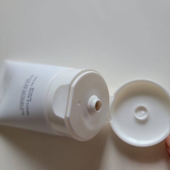 Gentle Rose Petal Scrub by Lise Watier - Picture 4 of 5